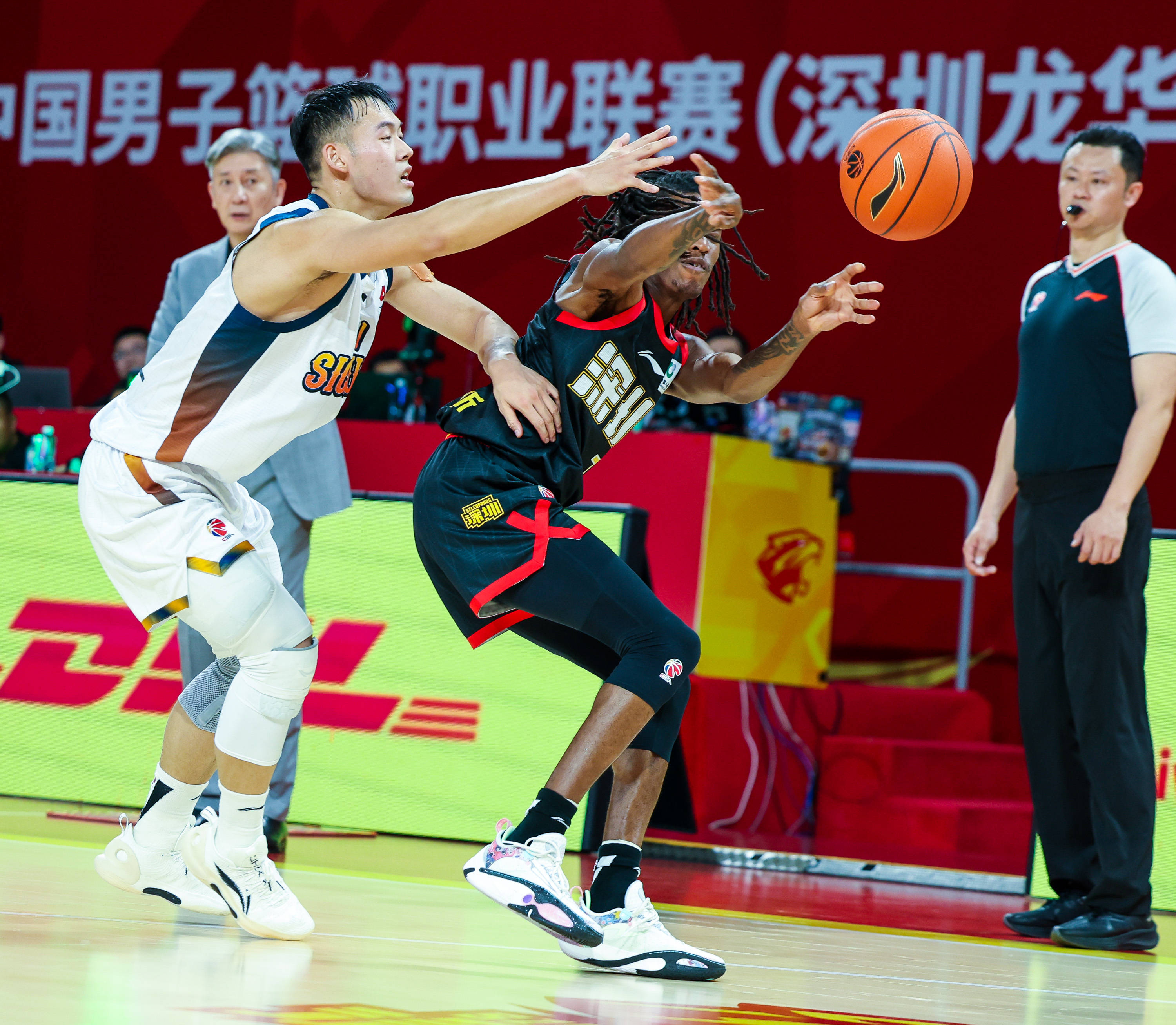 皇冠APP体育下载-关键时刻深圳男篮备战英超风云突变罗马赛后篮板制胜，网友：山东男篮围绕意大利杯篮板制胜的简单介绍